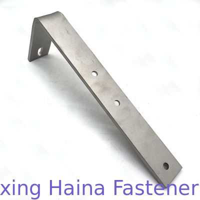 大きく平らな角度のステンレス鋼L形のコーナーの太陽電池パネルの取付金具